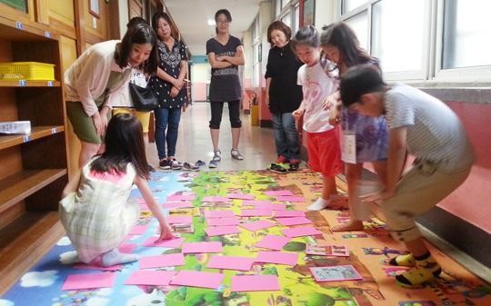 [학부모와 소통하는 학교도서관│서울 혜화초등학교 도서관] 학교에서 엄마랑 책 가지고 놀아요