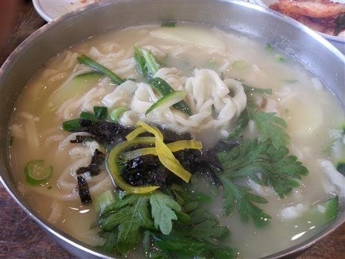 깔끔하고 매콤한 낙지볶음 인기 ‘후루룩칼국수’