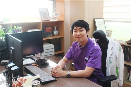 발바닥 통증으로 걷는 것이 고통스럽다