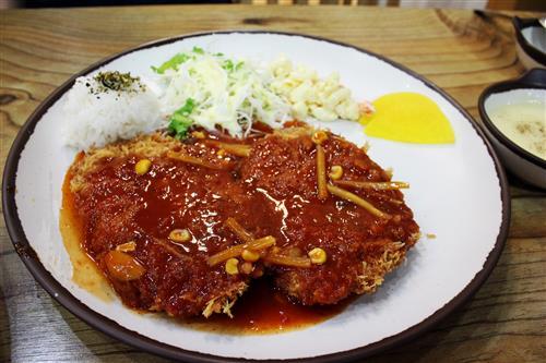 매운맛 제대로 ‘매콤 돈까스 &칡불 냉면’