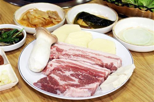 [오픈 한 달 만에 라페스타 맛집으로 이름 올린 ‘돼지만왕소금구이’]흑돼지의 고소한 맛과 백돼지의 풍부한 육량을 한꺼번에!