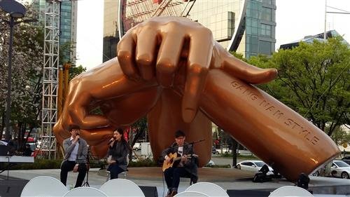 강남스타일 말춤 동상 코엑스에서 제막식