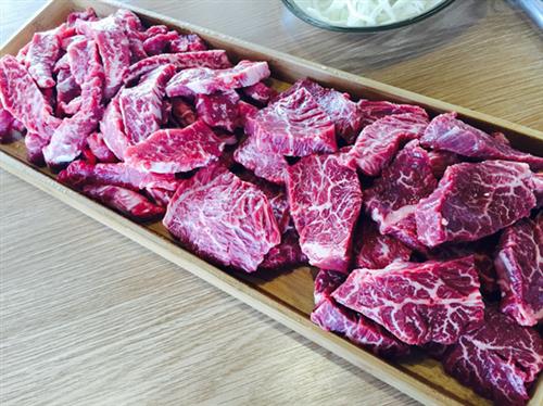 생고기와 참숯, 환상의 조화가 최고의 맛 완성!