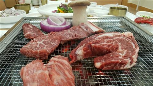 참숯에 구운 생고기의 맛 / ‘유림한우’_“합리적 가격으로 최고급 한우의 참맛 즐겨요”