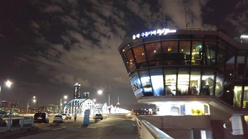 한강 야경이 환상적인 동작대교 ‘구름카페’