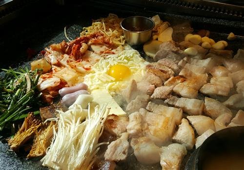왕돌판 위 푸짐한 오겹살과 야채를 먹는 즐거움