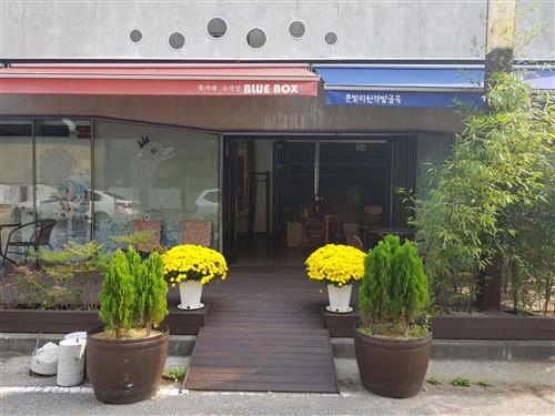 지금은 사라져간 헌책방 골목 재현한 이색 북 카페 겸 소극장