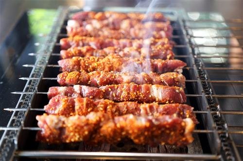 “숯불 위, 양고기 익는 냄새에 군침이 절로 나네”