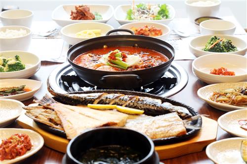 칼칼한 갈치조림과 푸짐한 전라도식 반찬에 “밥 한 공기 추가요~”