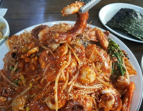 매콤함에 반해 줄서서 기다리는 맛집
