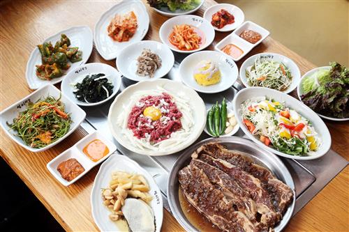 흑마늘 넣은 돼지 왕갈비로 건강과 맛 동시에 챙겨