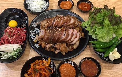 살살 녹는 벌꿀육회와 쫄깃한 족발로 입맛 사로잡아