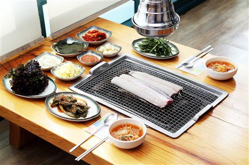 통통하게 살 오른 국내산 민물장어, 숯불에 구워 먹는 맛이 일품!