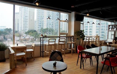 모든 세대가 어우러지는 카페+공방+샵