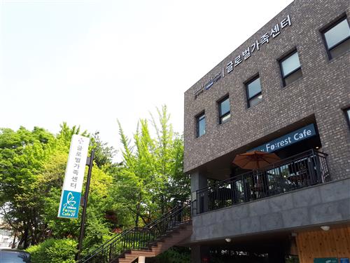 벚나무가 품은 가성비 최고의 카페 ‘어반 포레스트’