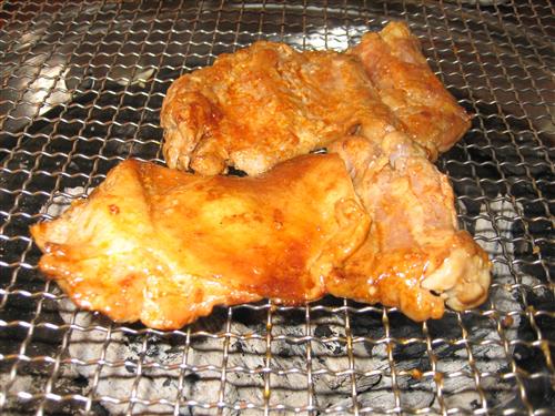 “숯불에 구워 담백하고 더 부드러운 닭고기 맛보세요!”