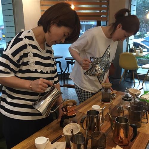 [커피 수업 열리는 우리 동네 커피 공방]“취미반부터 자격증반까지 다양한 수업 들을 수 있죠!”