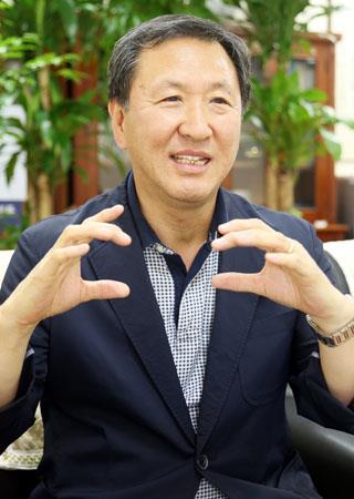 [책 읽는 학교를 만나다│④ 원인진 영락고등학교 교장] 책 무기로 대입 바늘구멍 뚫는다