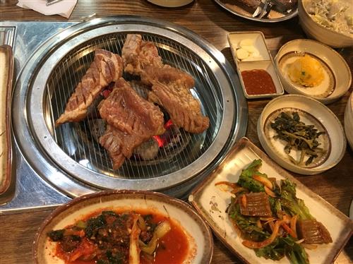 구수한 수제갈비 한 대 뜯어보세요~~