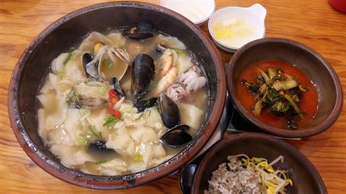 [추억을 소환하는 맛 ‘수제비’]찰진 식감에 뜨끈한 국물, 친숙한 서민의 음식