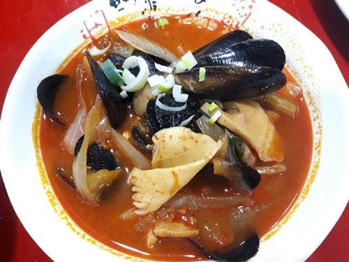 “입에 착 감기는 매콤한 수타 짬뽕 맛이 일품이죠!”