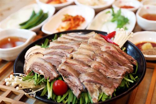 으슬으슬 추위 뜨끈한 흑염소탕으로 날린다
