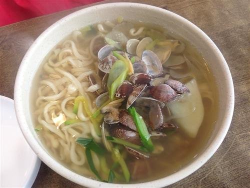 직접 뽑은 면발, 정성 담아 끓인 육수가 칼국수 맛의 비결