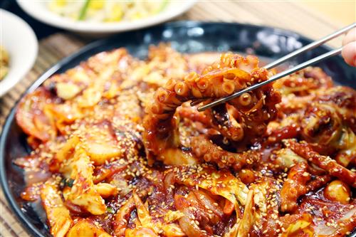입맛 사로잡는 칼칼한 낙지볶음, 밥도둑이 따로 없네