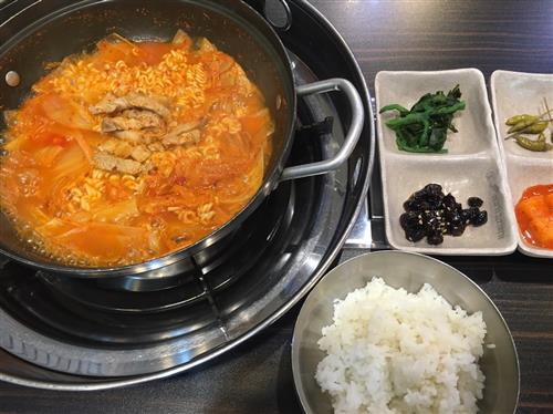 생고기 듬뿍 ~ 엄마 손맛 김치찌개 드세요