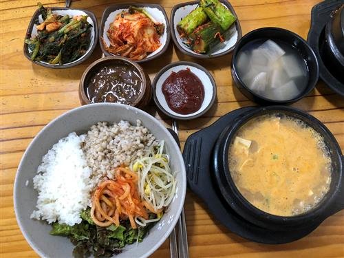[건강한 별미, 우리 동네 ‘보리밥 맛집’]나물 넣고 쓱쓱, 구수한 맛이 일품이네!