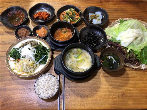[건강한 별미, 우리 동네 ‘보리밥 맛집’]나물 넣고 쓱쓱, 구수한 맛이 일품이네!