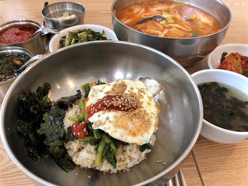 [건강한 별미, 우리 동네 ‘보리밥 맛집’]나물 넣고 쓱쓱, 구수한 맛이 일품이네!
