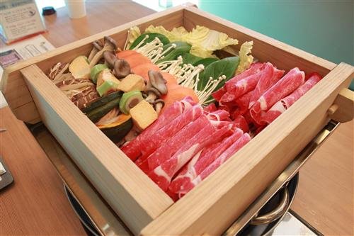편백찜과 샤브 월남쌈을 한 번에 즐길 수 있어