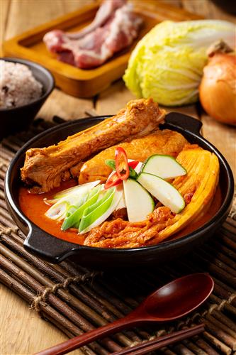 [안양 맛집 탐방]가족·지인과 함께 하는 맛집 나들이…숲속에서 즐기는 숯불돼지갈비 무한리필!