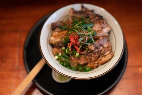진한 국물의 라멘과 차슈 덮밥이 매력적인 맛
