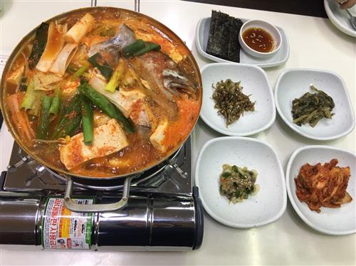 얼큰한 국물과 부드러운 생선 살이 일품
