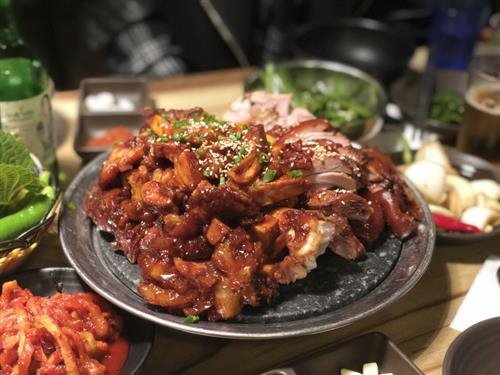 국내산 생 족으로 매일 삶는 족발집 ‘두배 족발’