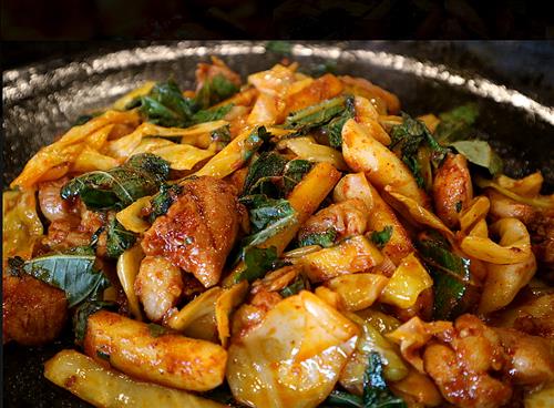 [외식 기획 ‘우리 동네 닭갈비 전문점’]철판에 볶고, 숯불에 굽고, 다양하게 즐기세요~