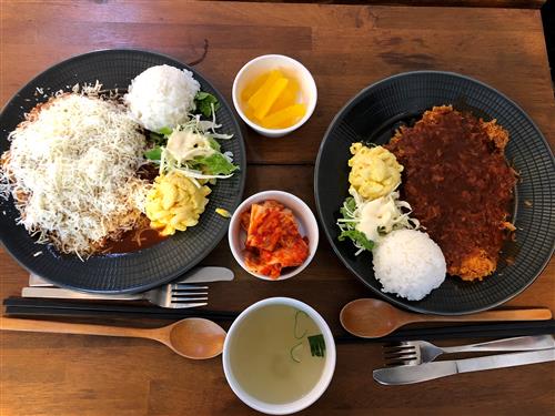 바삭하게 튀긴 숙성 돈가스, “이름 그대로네”