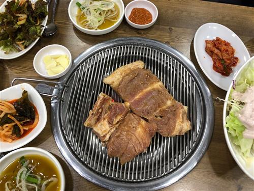 불 맛 나는 수제 갈비의 부드러운 유혹