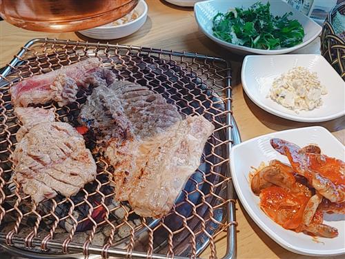 “하나하나 직접 칼집 넣은 수제 숙성갈비 맛 즐겨요!”