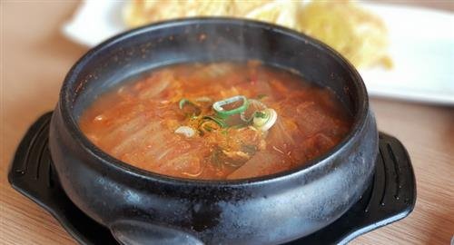김치찌개와 계란말이의 조화 ‘장꼬방묵은김치찌개’