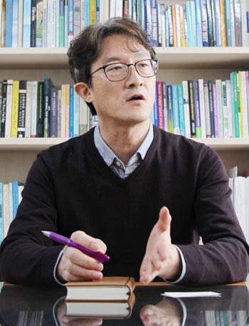 [위기의 아동보호체계 ③│인터뷰 : 최 영 중앙대 사회복지학 교수] 공공은 조사, 민간은 예방 역할 나눠 보호