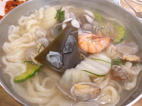 홍두깨로 직접 밀어 만드는 ‘홍두깨 수타 칼국수’