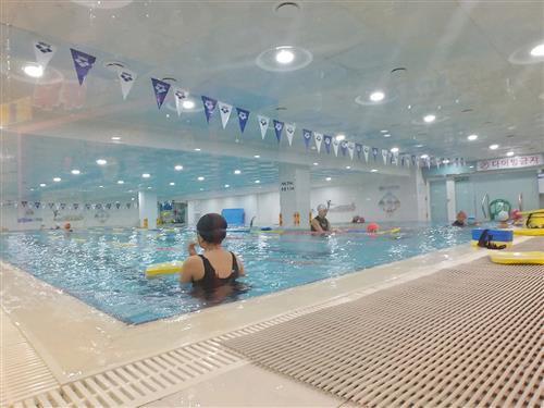 [분당·용인지역 어린이 전문 수영장]생애 첫 수영은 어린이 눈높이를 맞춘 곳에서