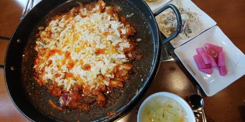 닭갈비 맛의 진수! 부대찌개 고유의 맛 일품!