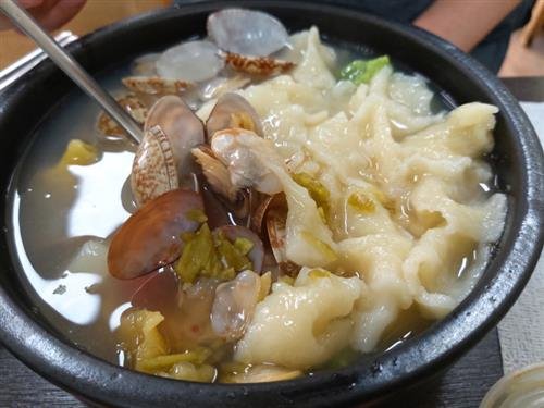 항아리 수제비가 일품인 ‘갈쿠리와 소쿠리’
