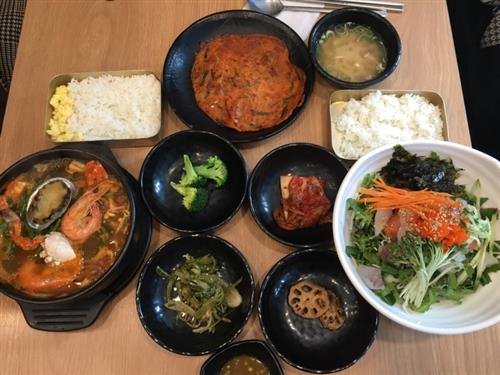 시원하고 깔끔한 매운탕에 회 한 접시 인기 만점