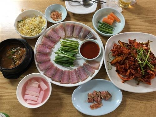 기분 좋게 톡! 코가 뻥! 홍어 삼합 맛보세요