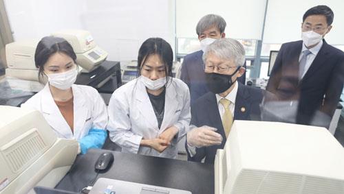 최기영 장관, 코로나19 진단시약 기업 방문